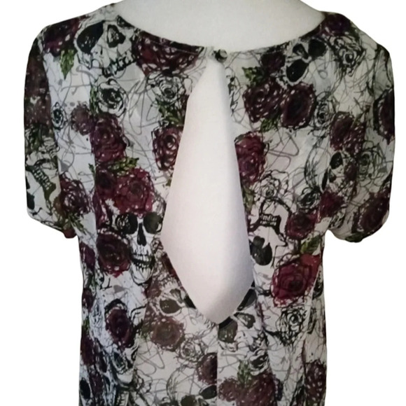 Hot Topic Women's Skull & Roses High Low Hem Blouse Size Large - Picture 11 of 11